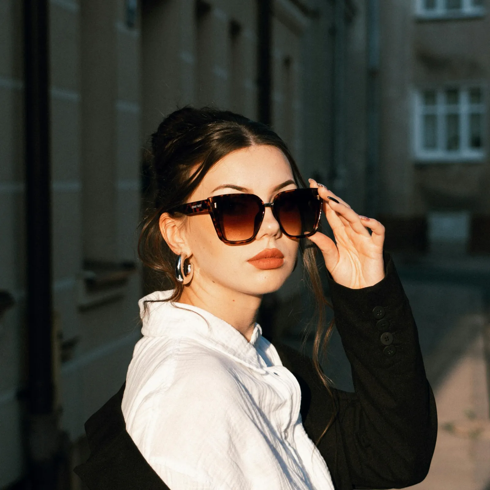 Damenbrillen - Frau mit Sonnenbrille