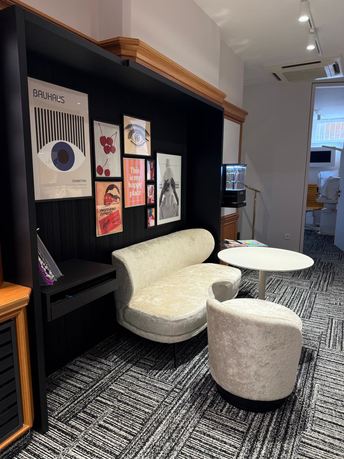 Lounge-Bereich mit Bauhaus-Kunstdrucken